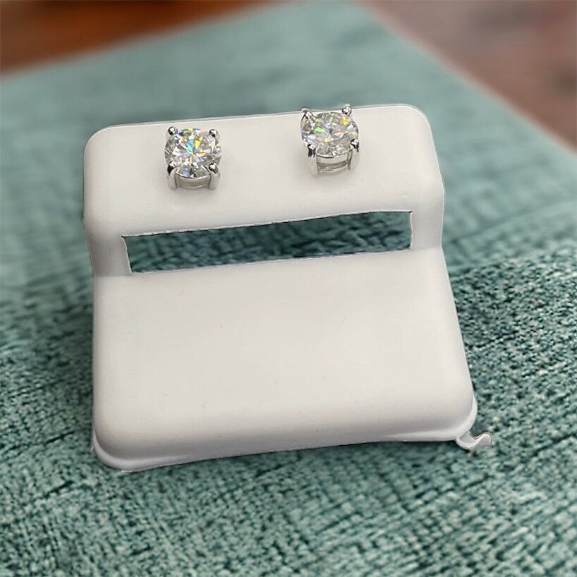 Sterling Silver 925 with Vvs quality Moissanite studs